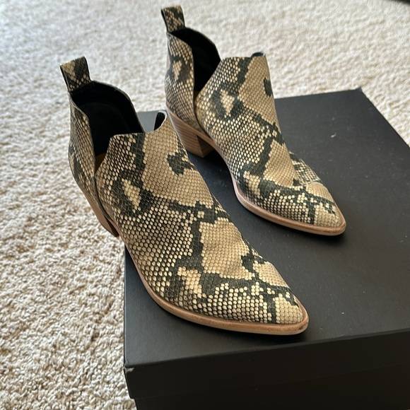 8 - Dolce Vita Sonni Snake Print Embossed Leather Ankle Boot Size 8 - Picture 2 of 3